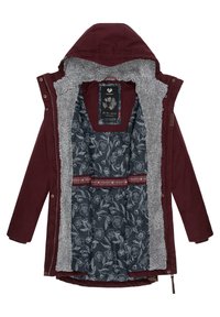 Veste bordeaux avec une capuche et un intérieur en fausse fourrure. Doublée d'un motif floral sombre et présente une étiquette de marque à l'intérieur.