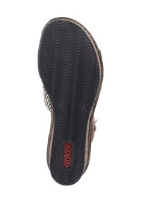 Semelle en caoutchouc noir avec un motif en vagues, dotée d'une tige en textile brun et d'accents beiges. Marque "rieker" visible sur la surface de la semelle.