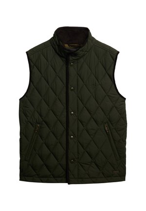 Chaleco verde acolchado con un collar alto, que presenta botones a presión y dos bolsillos con cremallera. Se pueden ver la tela texturizada y las costuras de acento.