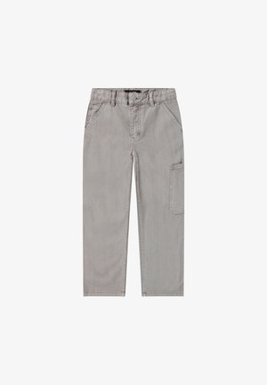 Calças cargo cinzentas em algodão com fecho de botão, dois bolsos frontais e um bolso lateral em remendo. Design de perna reta e textura suave.