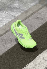 FUELCELL REBEL V5 - Løbesko til landevejen - lab green