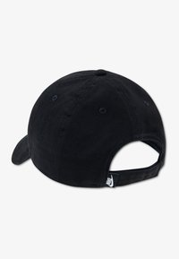 Μαύρο βαμβακερό καπέλο με καμπυλωτή βίζιρα, ρυθμιζόμενο λουρί πίσω και κεντημένη ετικέτα λογότυπου στο πλάι. Ομαλή υφή με ραμμένες λεπτομέρειες.