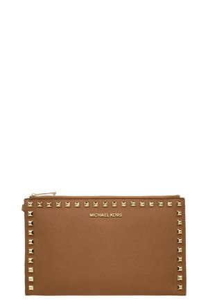 Pochette Michael Kors en cuir marron avec des clous carrés dorés le long des bords et une fermeture éclair dorée sur le dessus.