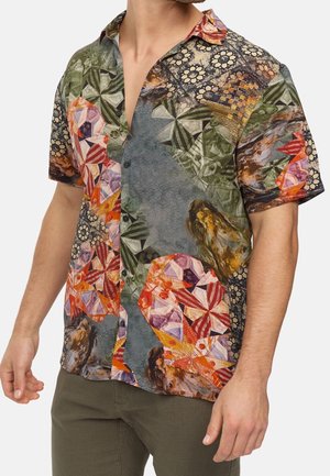 Kurzärmeliges Hemd mit Knopfleiste, das ein Mann trägt, mit abstrakten Blumen- und geometrischen Mustern in Grün-, Orange-, Lila- und Beigetönen.
