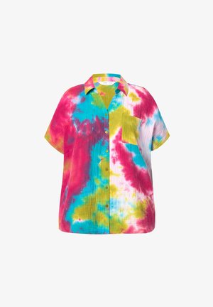 Lyhythihainen napillinen paita, jossa on värikkäät tie-dye-kuviot vaaleanpunaisena, sinisenä, keltaisena ja vihreänä; sisältää vasemmalla rintaosastolla taskun.