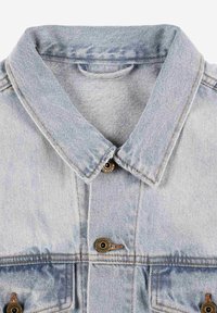 Jasnoniebieska kurtka dżinsowa z kołnierzykiem, dwoma kieszeniami z przodu, złotymi guzikami i subtelnym wyblaknięciem. Charakteryzuje się klasyczną fakturą dżinsu i szwami.