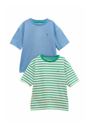 Zwei kurzärmelige T-Shirts, eines einfarbig hellblau und eines weiß mit grünen Streifen und grünem Halsausschnitt, beide mit kleinem grünem besticktem Logo.