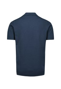 Marineblauwe polo met korte mouwen, voorzien van een geribde kraag en schone naden. Gemaakt van soepel, lichtgewicht stof met een gestructureerde afwerking.