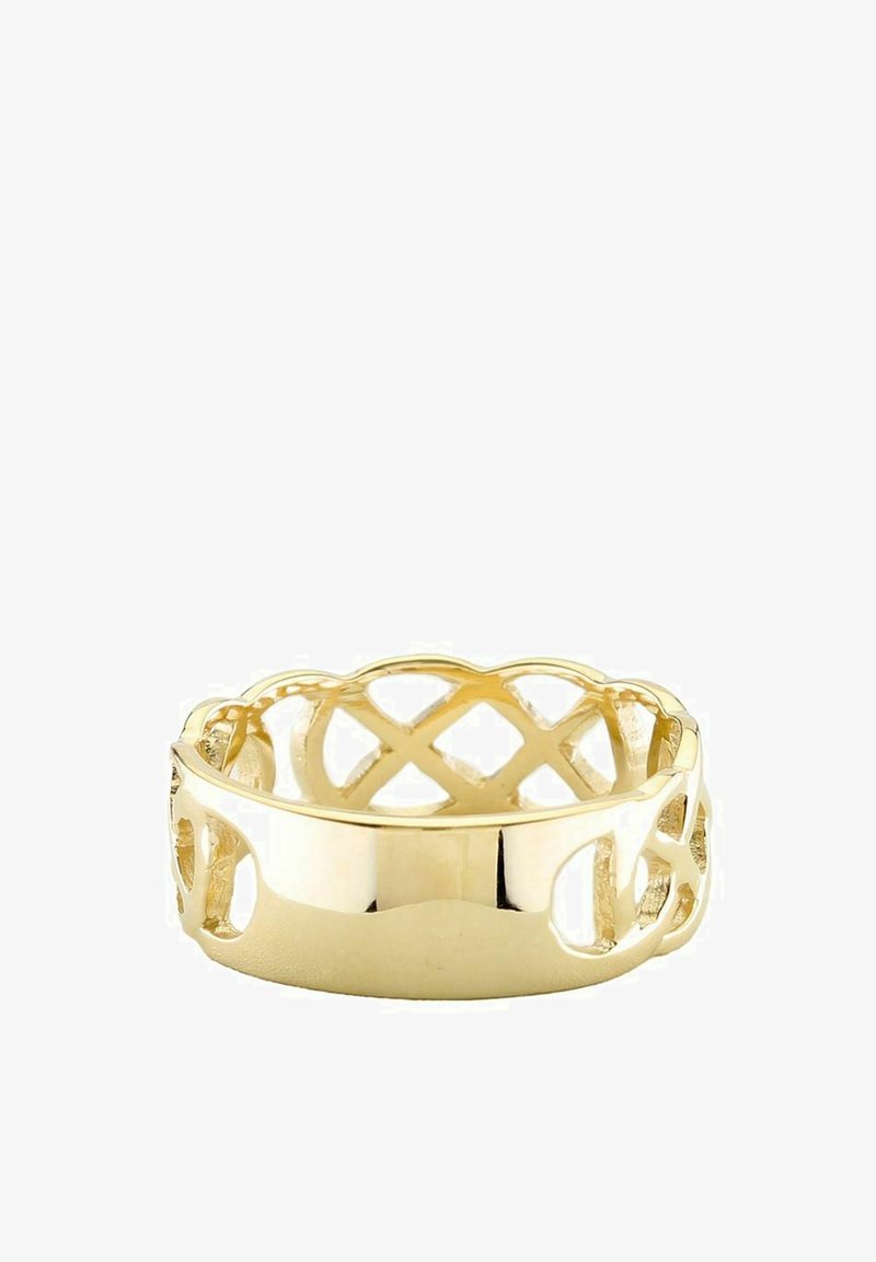 Zlatý prsteň s mriežkovým dizajnom, ktorý obsahuje vyrezávané vzory a hladko leštené plochy. Zaoblený tvar a textúrované akcenty.