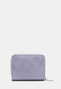 Portafoglio in pelle viola con una superficie liscia, forma rettangolare, chiusura a zip e dettagli in metallo argentato. Design minimalista senza motivi visibili.