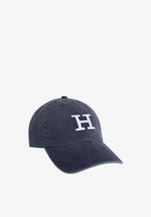 Cappellino da baseball in cotone blu navy con corona strutturata, visiera curva e logo "H" bianco ricamato sul davanti. Cinghia regolabile sul retro.