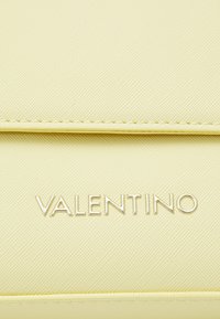 Valentino Bags Rankinė per petį - vaniglia