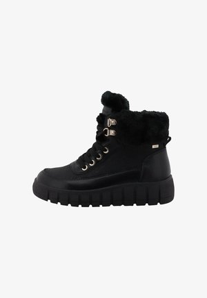 Scarpe da trekking nere con colletto in pelliccia sintetica, occhielli in metallo, lacci tondi e suola in gomma spessa con scanalature orizzontali.