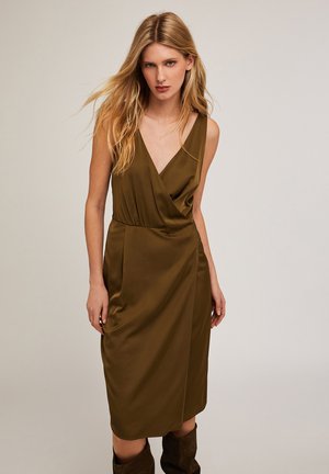 Olivgrünes, ärmelloses Wickelkleid mit tiefem V-Ausschnitt und drapiertem Design. Glatte Textur, knielang, mit dezenten Nahtdetails.