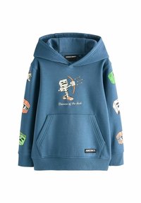 Blaues Kapuzenshirt mit einer Vordertasche, grafischem Druck eines Charakters mit Bogen und Pfeilen sowie Minecraft-inspirierten Akzenten an den Ärmeln.