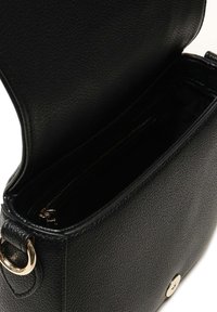 Borsa a spalla in pelle nera con superficie текстurizzata, aperta, che mostra tasca interna con zip e anello e chiusura in metallo con finitura dorata.