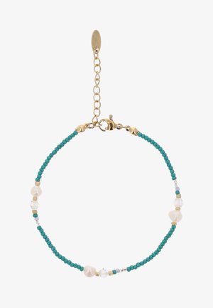 Fin armbånd med små turkisfarvede perler, hvide perler, klare krystaller og kæde med lås og forlængerstykke i guldfarve.