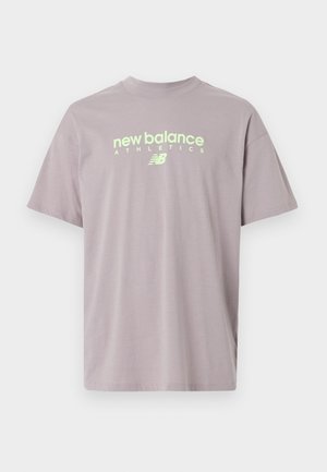 Lys lilla New Balance Athletics T-skjorte med rund hals og korte ermer, med sentrert gulgrønn logo og emblem.