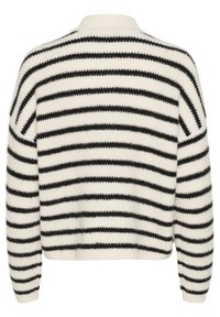 Maglione a righe bianche e nere, realizzato in materiale morbido e peloso; presenta un collo rotondo e polsini a coste; vestibilità ampia e rilassata.