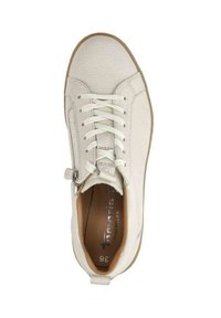 Weißer Sneaker mit strukturiertem Lederoberteil, runder Spitze, flachen Schnürsenkeln und einem seitlichen Reißverschluss. Die Innensohle hat eine braune Polsterung. Gummisohle sichtbar.