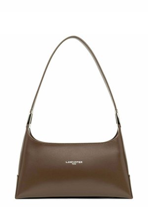 Borsa a tracolla in pelle marrone con una superficie liscia, forma rettangolare, dettagli in argento e una tracolla. Presenta un logo nella parte anteriore.