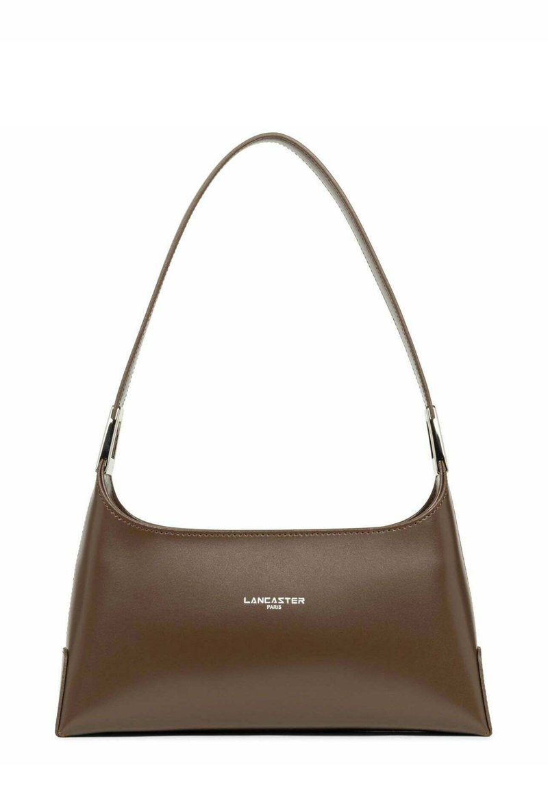 Sac à main en cuir marron avec une texture lisse, forme rectangulaire, accents en argent et une bandoulière. Présente un logo sur le devant.