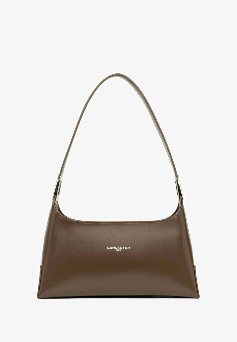 Sac à main en cuir marron avec une texture lisse, forme rectangulaire, accents en argent et une bandoulière. Présente un logo sur le devant.