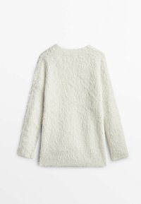 Maglione bianco e morbido con maniche lunghe e scollatura rotonda. Caratterizzato da una consistenza soffice e un design minimalista senza chiusure visibili.