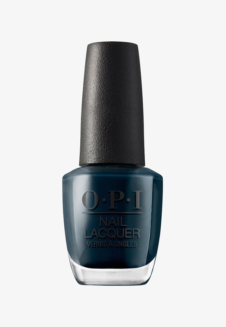Donkerblauwe nagellak in een helder glazen fles met een getextureerde zwarte dop. Bevat de merknaam en producttype gedrukt aan de voorkant.