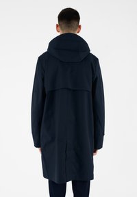 Cappotto con cappuccio blu navy, dalla vestibilità rilassata, caratterizzato da un design posteriore a strati, maniche lunghe e un taglio di lunghezza media realizzato in tessuto testurizzato.