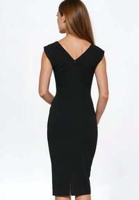 Czarna dopasowana sukienka z dekoltem w kształcie litery V z tyłu, krótkimi rękawkami typu cap, długością do kolan oraz rozcięciem z tyłu. Wykonana z gładkiego, elastycznego materiału.