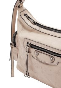 Beżowa skórzana torba na ramię o teksturowanym wykończeniu, z wieloma kieszeniami na zamek, srebrnymi akcentami i regulowanymi szczegółami paska.