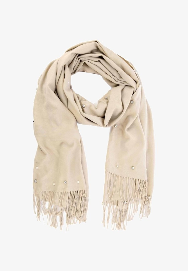 Écharpe en tissu doux beige avec de petites perles nacrées éparpillées et des extrémités à franges, étalée à plat avec des plis et des drapés visibles.