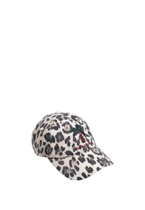 Gorra de béisbol con estampado de leopardo, árbol de palma verde bordado y texto rojo en el frente, orientada hacia la derecha sobre fondo blanco.