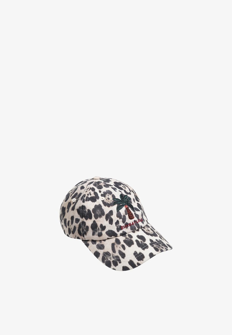 Beisbola cepure ar leopardā rakstu, priekšpusē izšūta zaļa palmas koka attēls un sarkani burti, nedaudz pasvītrota labajā pusē uz baltas fona.