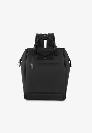 Zaino nero realizzato in pelle sintetica liscia. Presenta doppi manici, spallacci regolabili, tasca frontale e dettaglio del logo in rilievo.