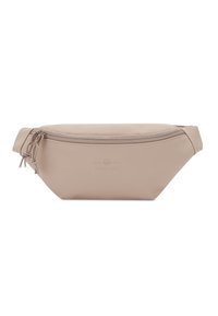 Marsupio beige in morbida ecopelle con una superficie liscia, forma curva e chiusura con zip superiore. Presenta un logo in rilievo sulla parte anteriore.