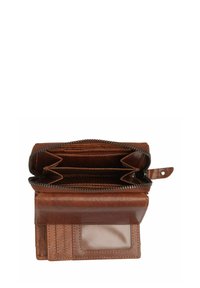 Cartera de cuero marrón con cierre de cremallera, que cuenta con múltiples ranuras para tarjetas, dos compartimentos y una ventana ID transparente. Textura suave en toda su superficie.