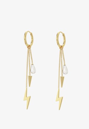 Goldene Creolen sind mit hängenden Ketten versehen, die eine tropfenförmige Perle und konische Akzente zeigen, sowie mit Zickzack-Blitzformen.