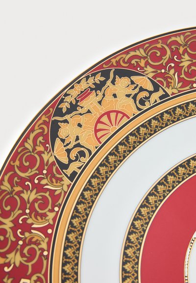 Dísztányér bonyolult arany és vörös virágmintákkal, fekete díszítésekkel, valamint részletes figurális mintákkal a széleken.