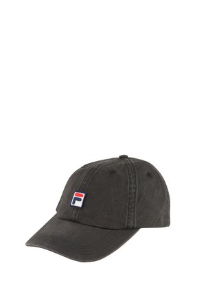 Czarna bawełniana czapka z daszkiem z zakrzywionym rondem oraz małą kwadratową naszywką z logo w kolorach czerwonym, białym i niebieskim na środku przodu.