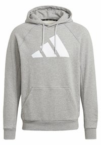 Sudadera gris hecha de material polar. Presenta un gran logo de Adidas en blanco y un bolsillo tipo canguro en la parte frontal. Incluye una capucha con cordón y puños de canalé.