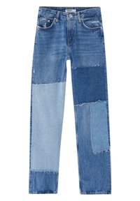 Jean en denim bleu présentant un design patchwork avec des teintes claires et foncées. Texture usée avec bords effilochés et style à cinq poches.