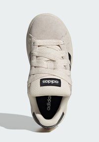 Ljusbeige sneaker med överdel i mocka och mesh, svart tre-stripes-logga, rund tå, platta snören och vadderad krage.