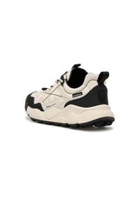 Sneaker impermeabile beige chiaro e nero con tomaia testurizzata, suola bianca spessa e battistrada in gomma nera. Presenta rinforzi sulla punta e sul tallone.