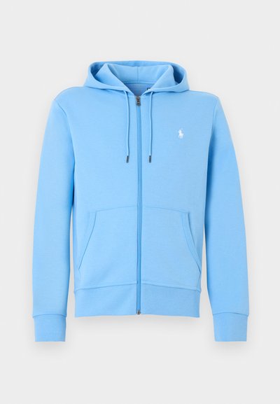 Ljust blå zip-up hoodie med framfickor, dragsko i huvan och liten vit broderad logotyp på vänster bröst.