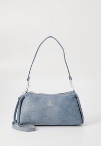 Geantă din denim albastru cu formă rotunjită, accesorii argintii și detaliu de logo. Are o curea detașabilă și textură moale.
