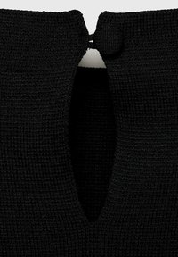 Tissu en tricot noir avec une surface texturée. Présente un col rond et une ouverture en forme de trou de serrure à l'arrière, sécurisée par un bouton assorti.