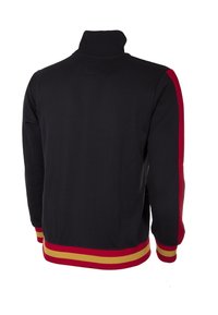 Zwarte sportjas met rode zijkanten en een gele accent op de geribbelde onderrand. Voorzien van een hoge kraag en lange mouwen.