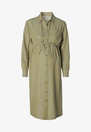 Robe verte à rayures avec un devant à boutons, des manches longues, une taille élastique avec lien, et une poche poitrine. Fabriquée en tissu léger.